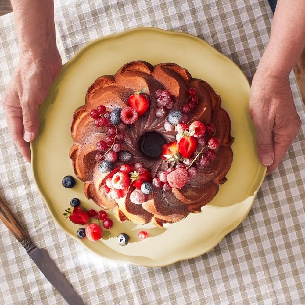 Emile Henry - Serving Plate round 31,5  - Madeleine | Jaune Vanille